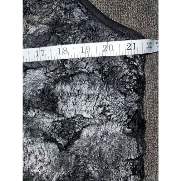 V16  ZOĒ Faux Fur Vest with a Quaint Little Snap Closure - Picture 6 of 8
